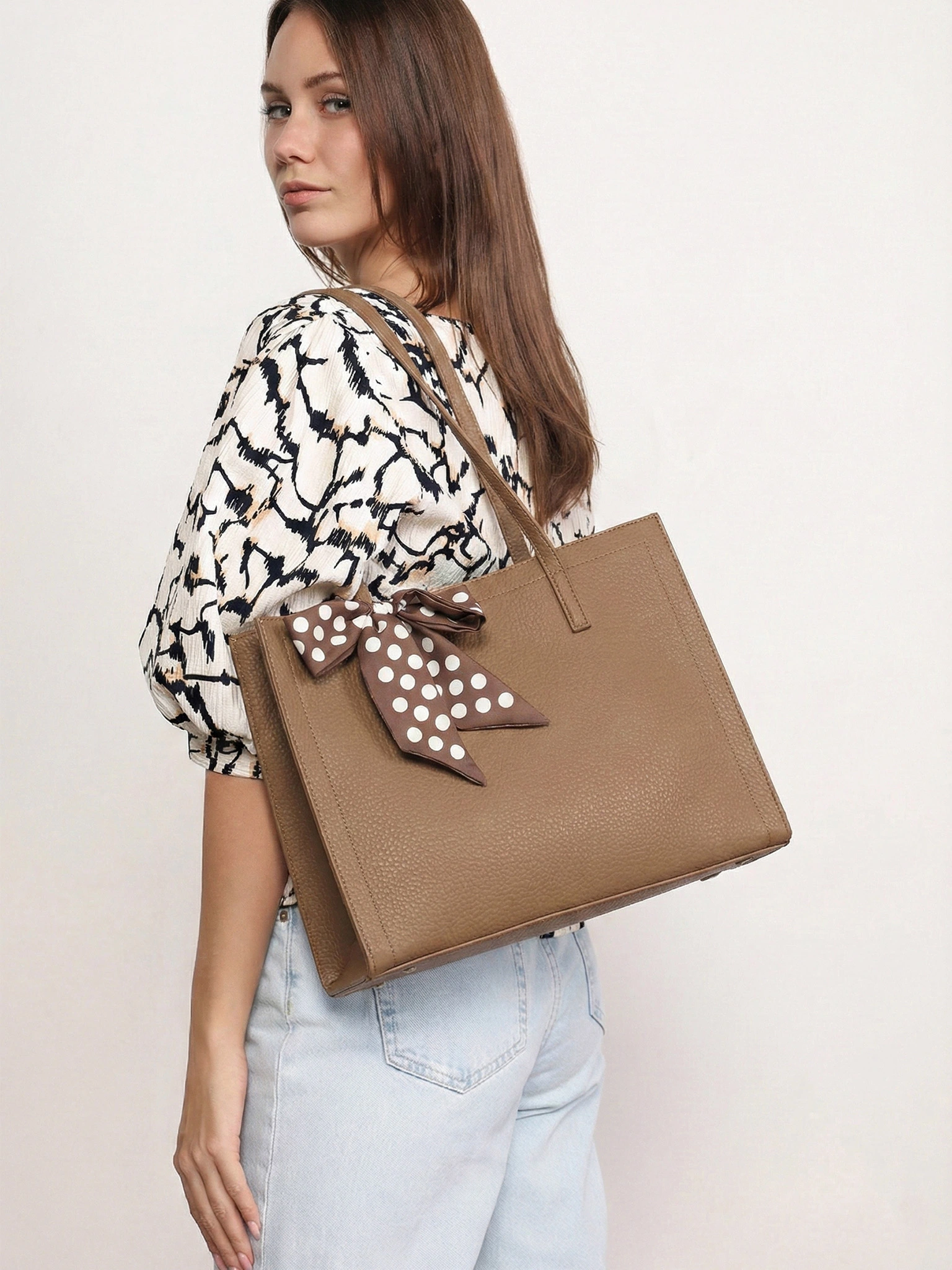 Сумка-тоут с плоскими ручками с декоративным платком в ассортименте